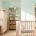 Comment aménager une chambre de bébé fonctionnelle et évolutive Chambre de bébé douce et lumineuse avec un mobilier en bois clair harmonieux, une table à langer et des rangements pratiques, ambiance apaisante aux tons pastel.
