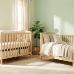 Aménagement chambre bébé : 8 indispensables pour une pièce pratique et apaisante Chambre de bébé douce et lumineuse avec un lit harmonieux, des rangements soignés, des textiles naturels et une ambiance apaisante, éclairée par la lumière du jour.